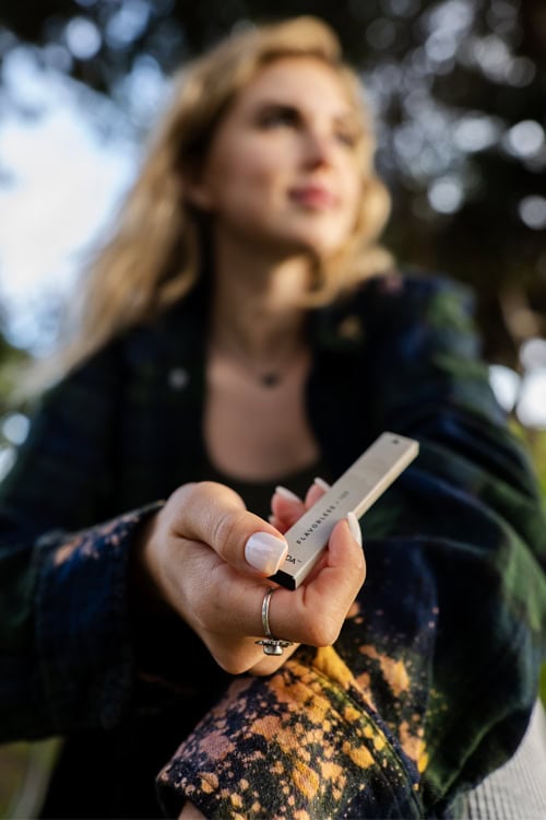 girl vaping flavorless cbd pen